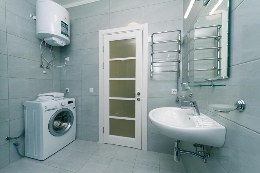 Драгоманова 38А 2Й Поверх Apartment Kiev Exterior foto